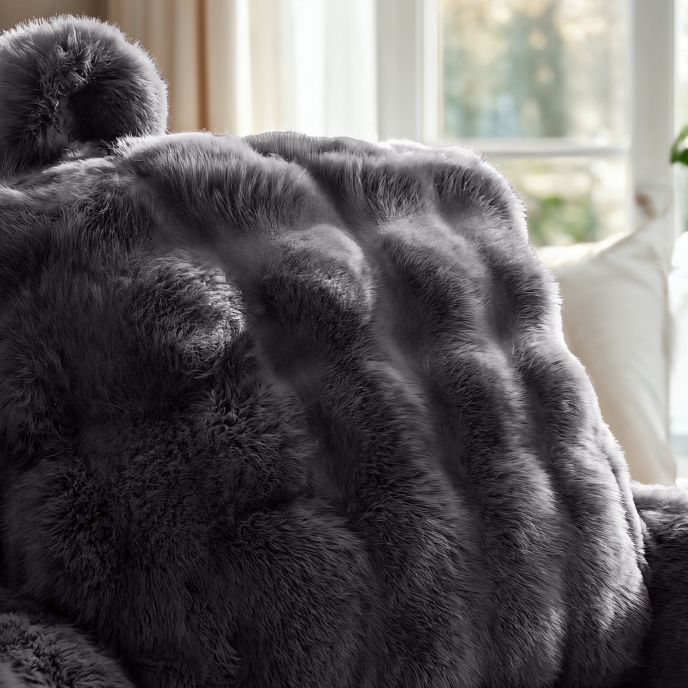 Bedrest Pompom Antraciet – Luxe Faux Fur Rugsteunkussen met Pompom (34x50 cm)