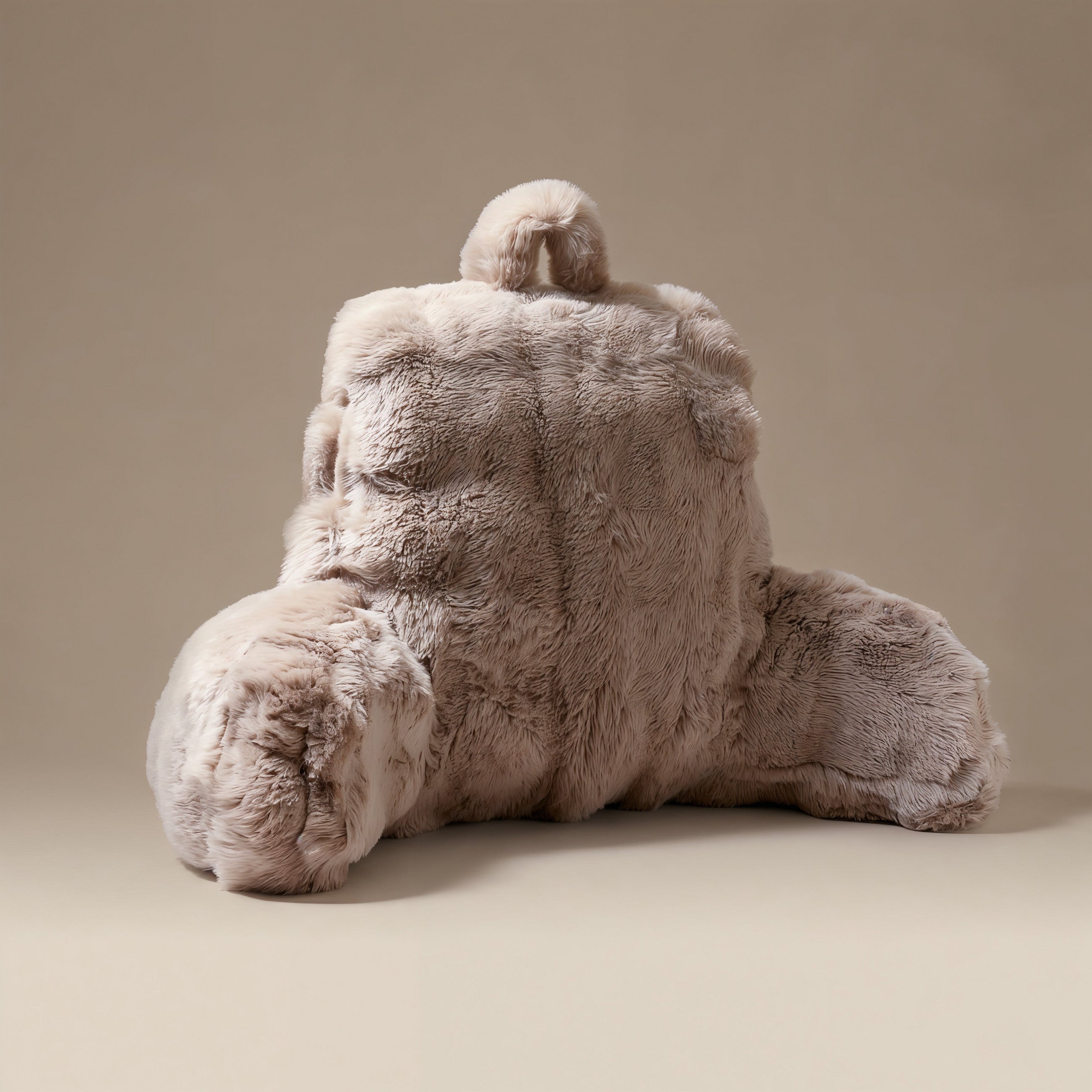 Bedrest Pompom Taupe – Luxe Faux Fur Rugsteunkussen met Pompom (34x50 cm)