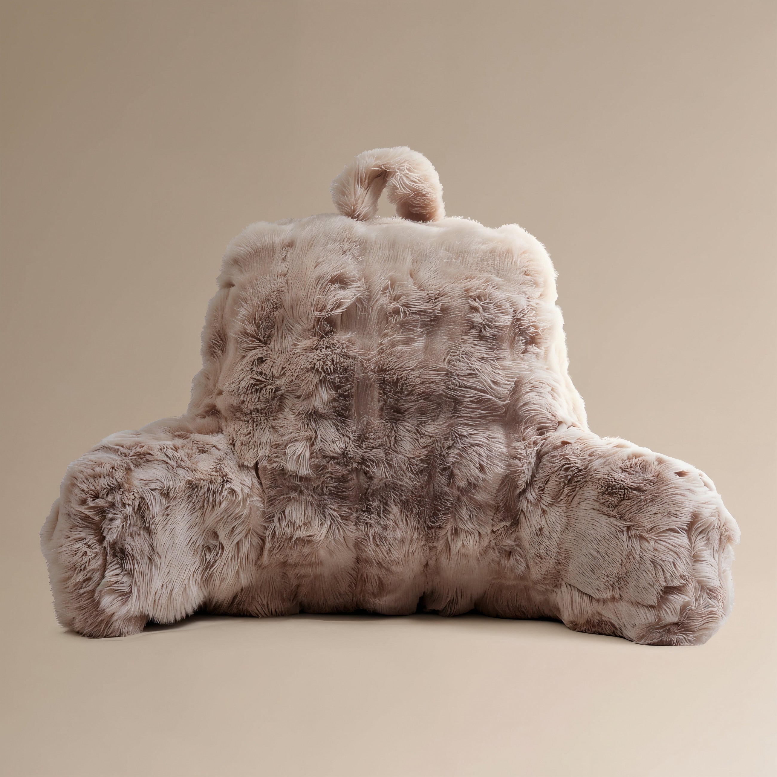 Bedrest Pompom Taupe – Luxe Faux Fur Rugsteunkussen met Pompom (34x50 cm)