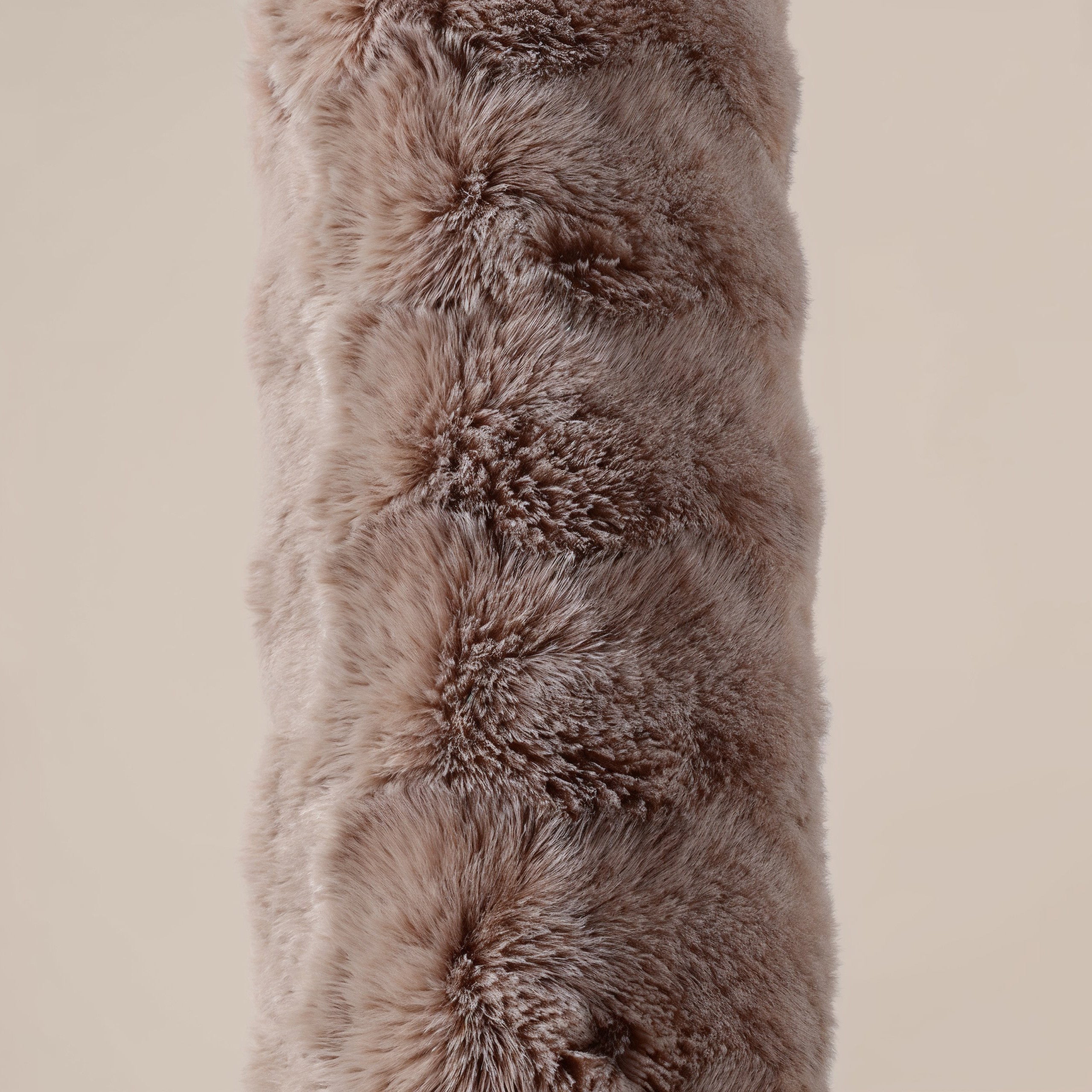 Bodypillow Pompom Taupe – Extra Lang & Luxe Sierkussen van Faux Fur (140 cm)
