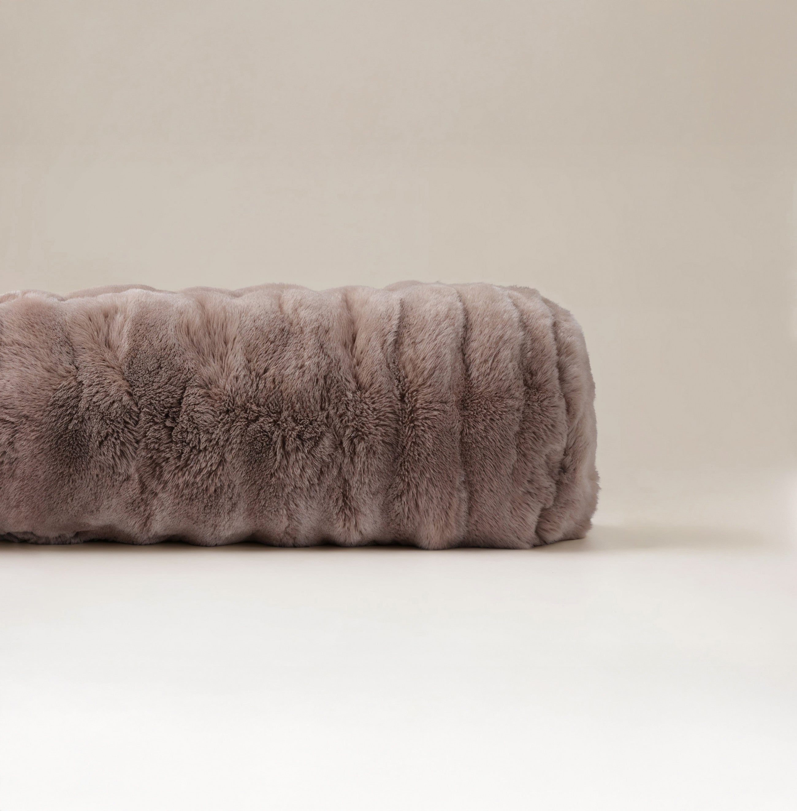 Bodypillow Pompom Taupe – Extra Lang & Luxe Sierkussen van Faux Fur (140 cm)