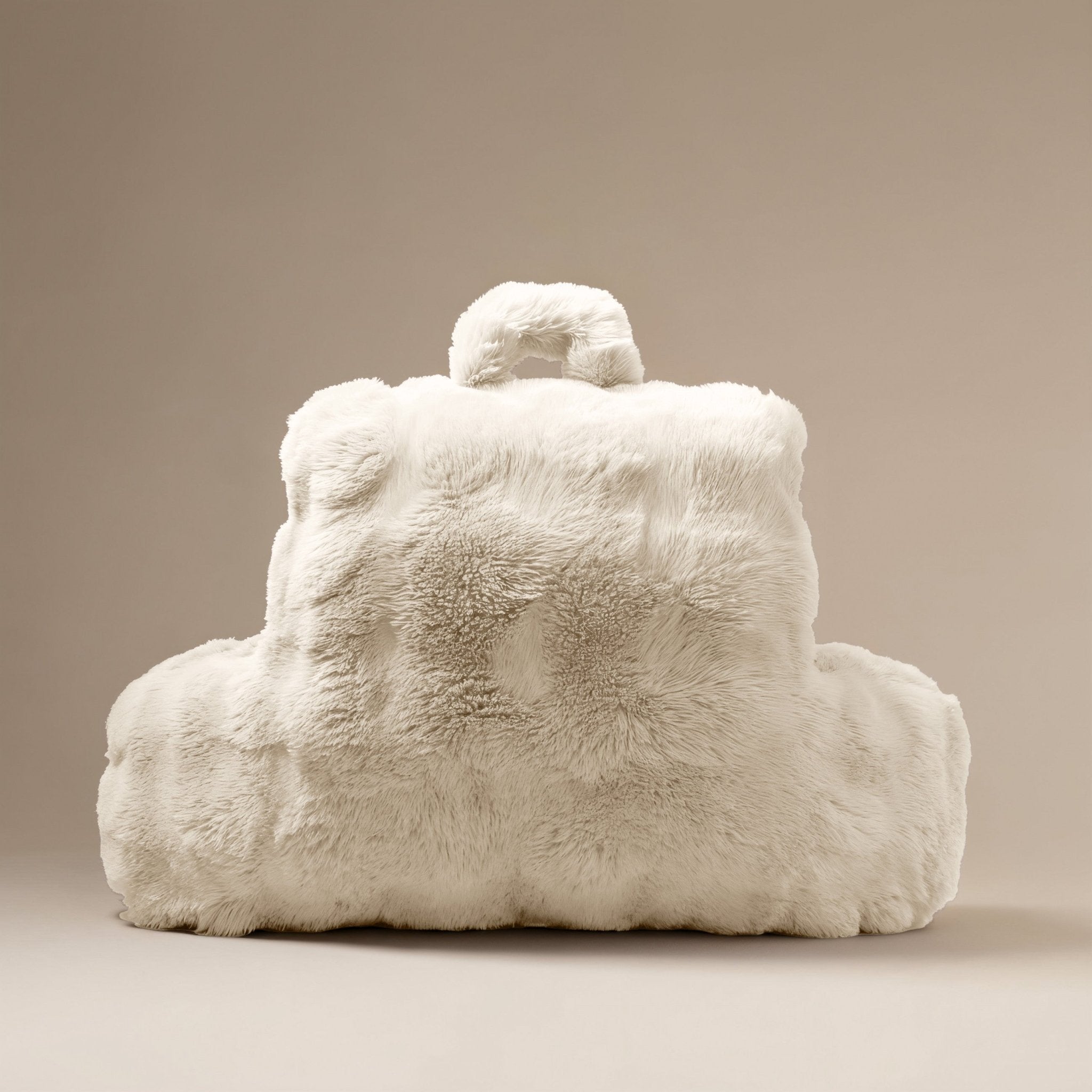 Bedrest Pompom Beige – Luxe Faux Fur Rugsteunkussen met Pompom (34x50 cm) - Dromen & Wonen