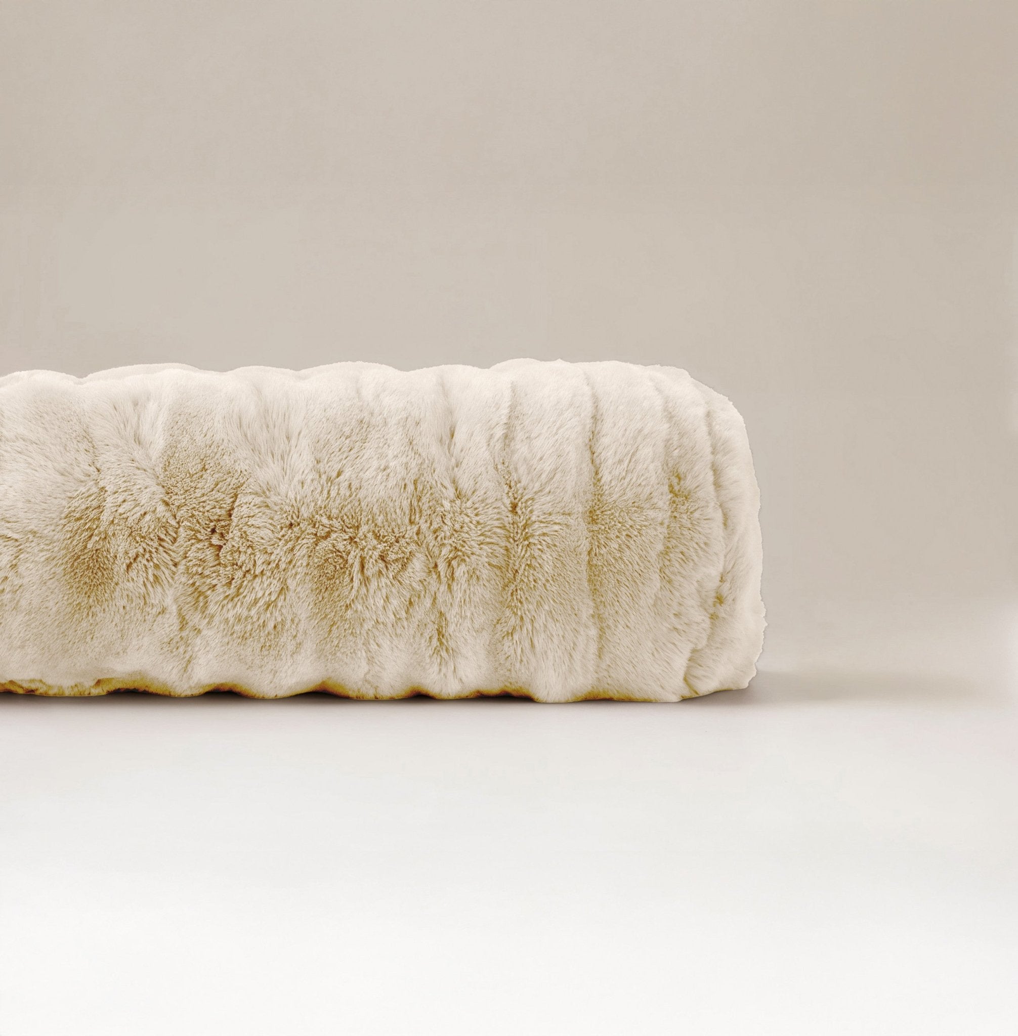 Bodypillow Pompom Beige – Extra Lang & Luxe Sierkussen van Faux Fur (140 cm) - Dromen & Wonen