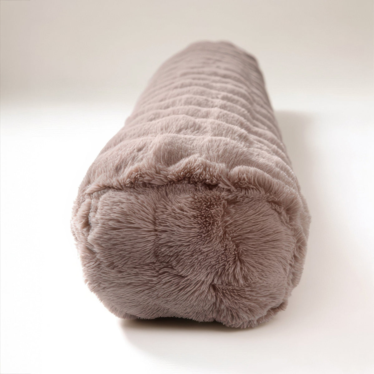 Bodypillow Pompom Taupe – Extra Lang & Luxe Sierkussen van Faux Fur (140 cm) - Dromen & Wonen