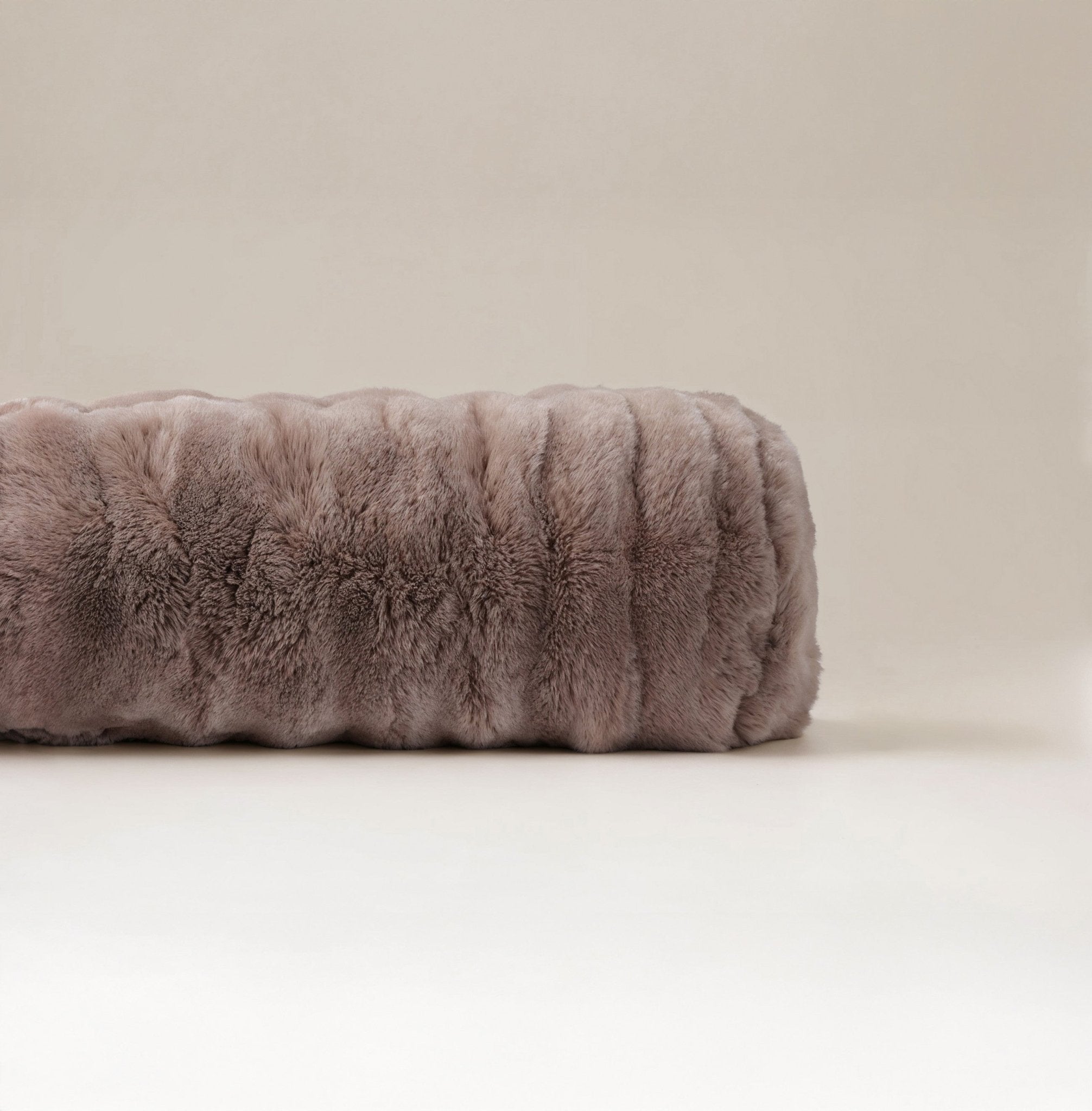 Bodypillow Pompom Taupe – Extra Lang & Luxe Sierkussen van Faux Fur (140 cm) - Dromen & Wonen
