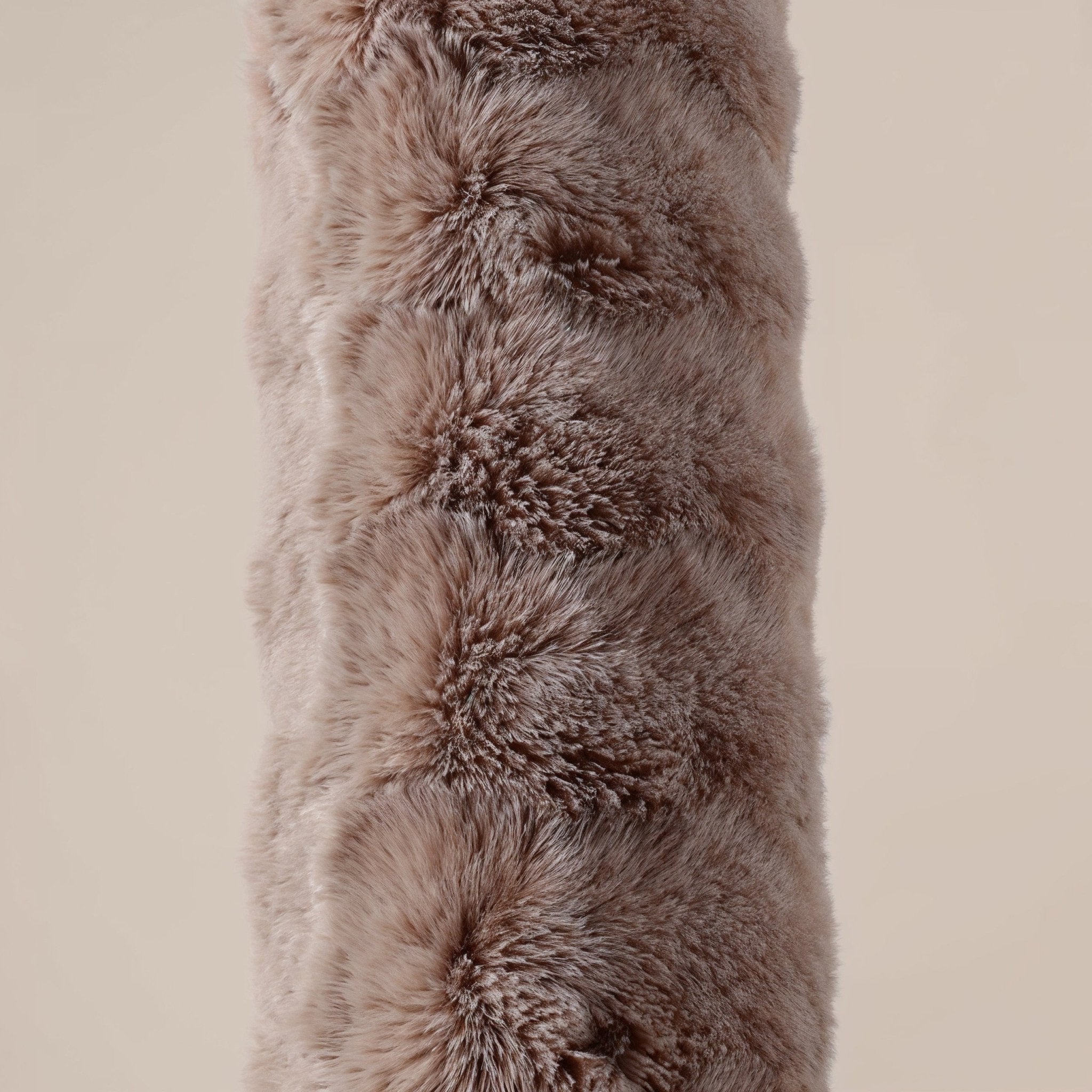 Bodypillow Pompom Taupe – Extra Lang & Luxe Sierkussen van Faux Fur (140 cm) - Dromen & Wonen