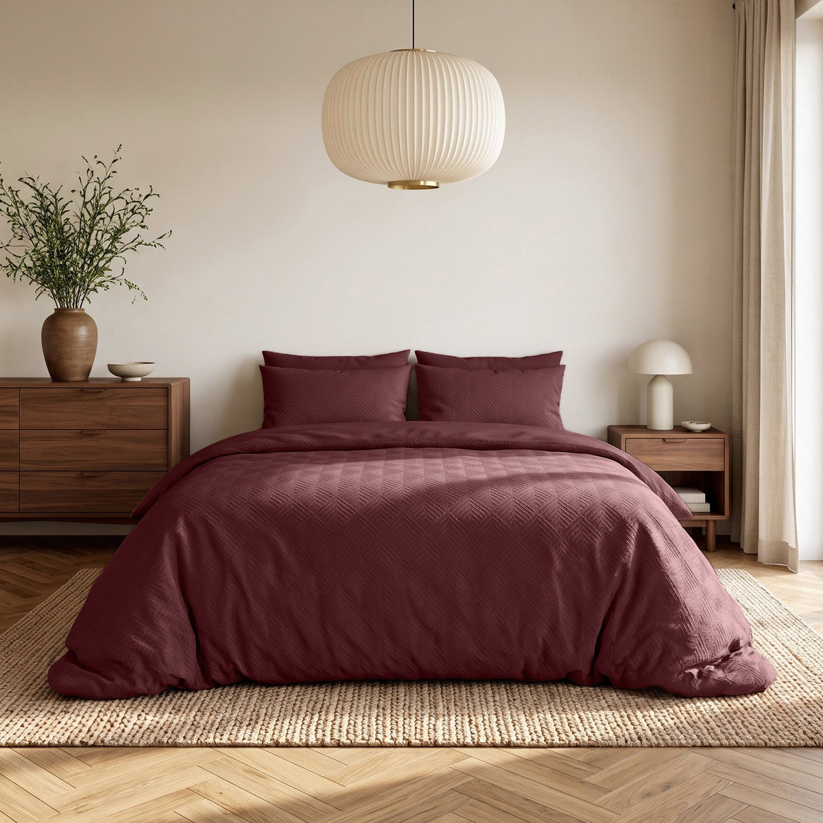Embossed Dekbedovertrek Bordeaux – Modern Geo 3D Reliëf – Zacht Microvezel met Kussenslopen – Sleeptime - Dromen & Wonen