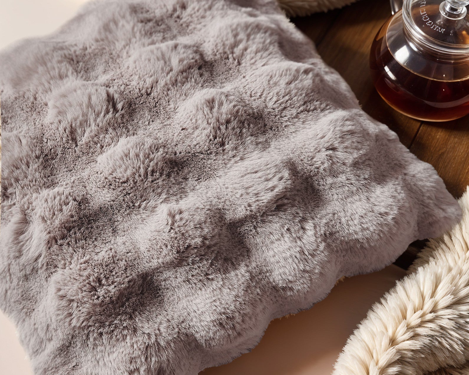 Pom Rabbit Fur Sierkussen Taupe/Roze 50x50 cm – Zacht Imitatie Konijnenbont met Rits - Dromen & Wonen