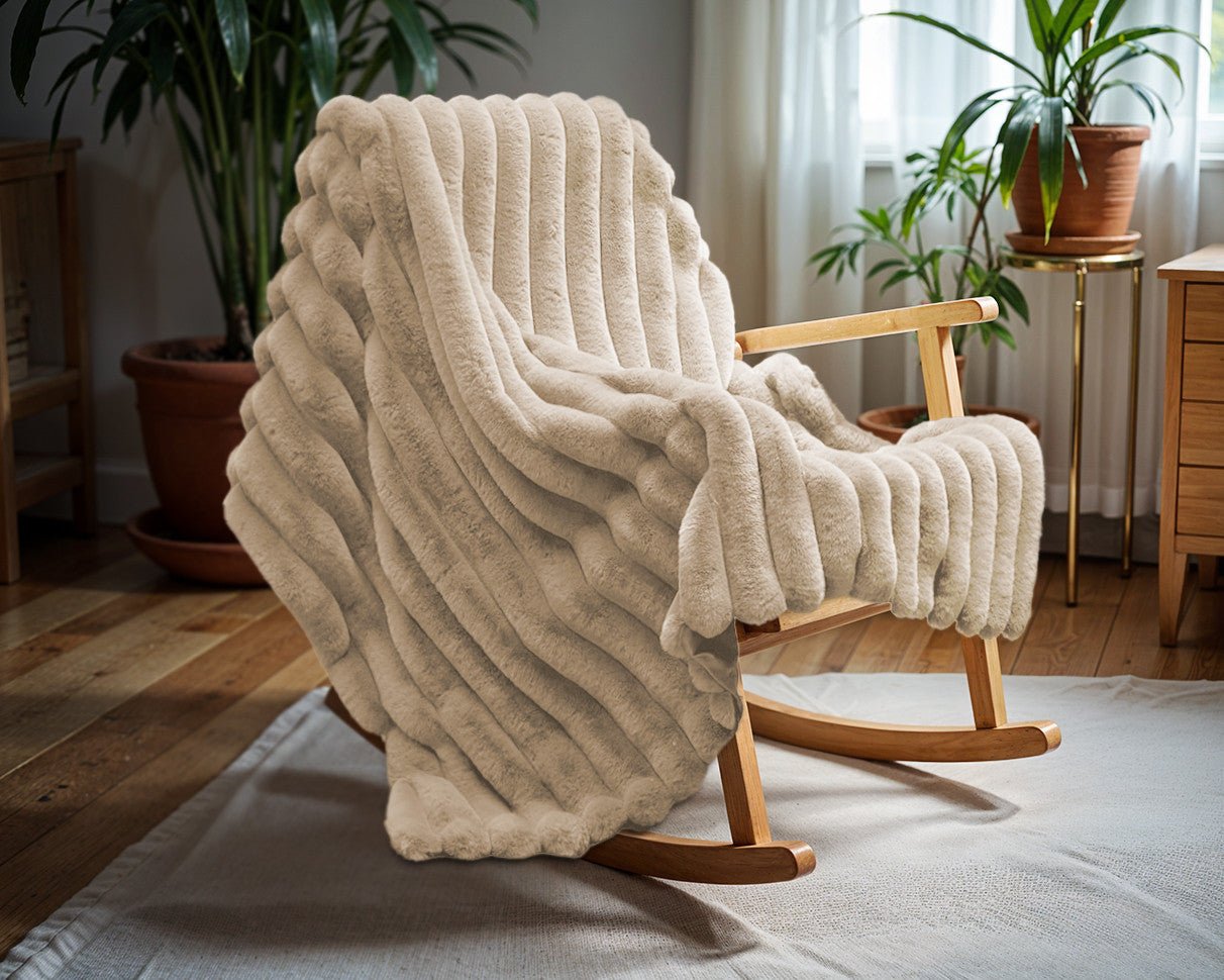Rib Rabbit Fur Plaid Zand 150x200 cm – Luxe Imitatie Konijnenbont met Ribstructuur - Dromen & Wonen