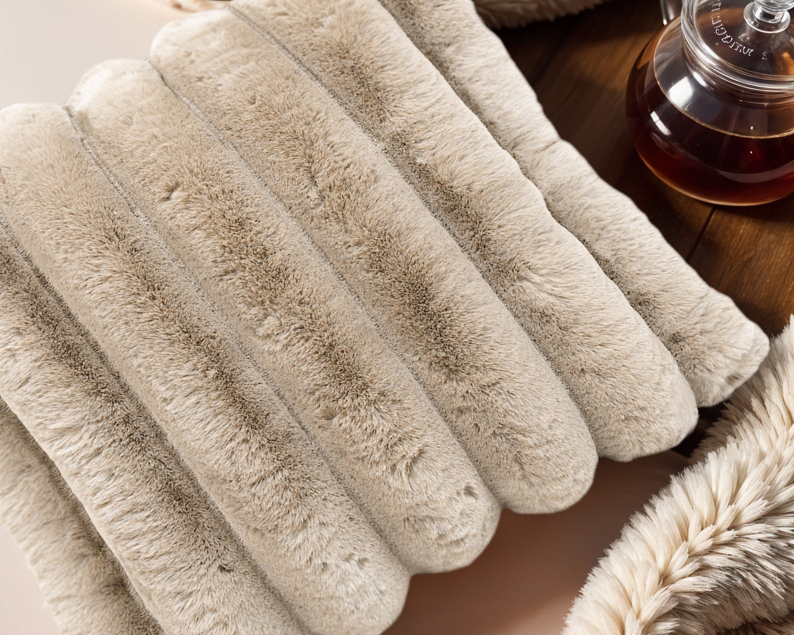 Rib Rabbit Fur Sierkussen Zand 50x50 cm – Zacht Imitatie Konijnenbont met Rits - Dromen & Wonen