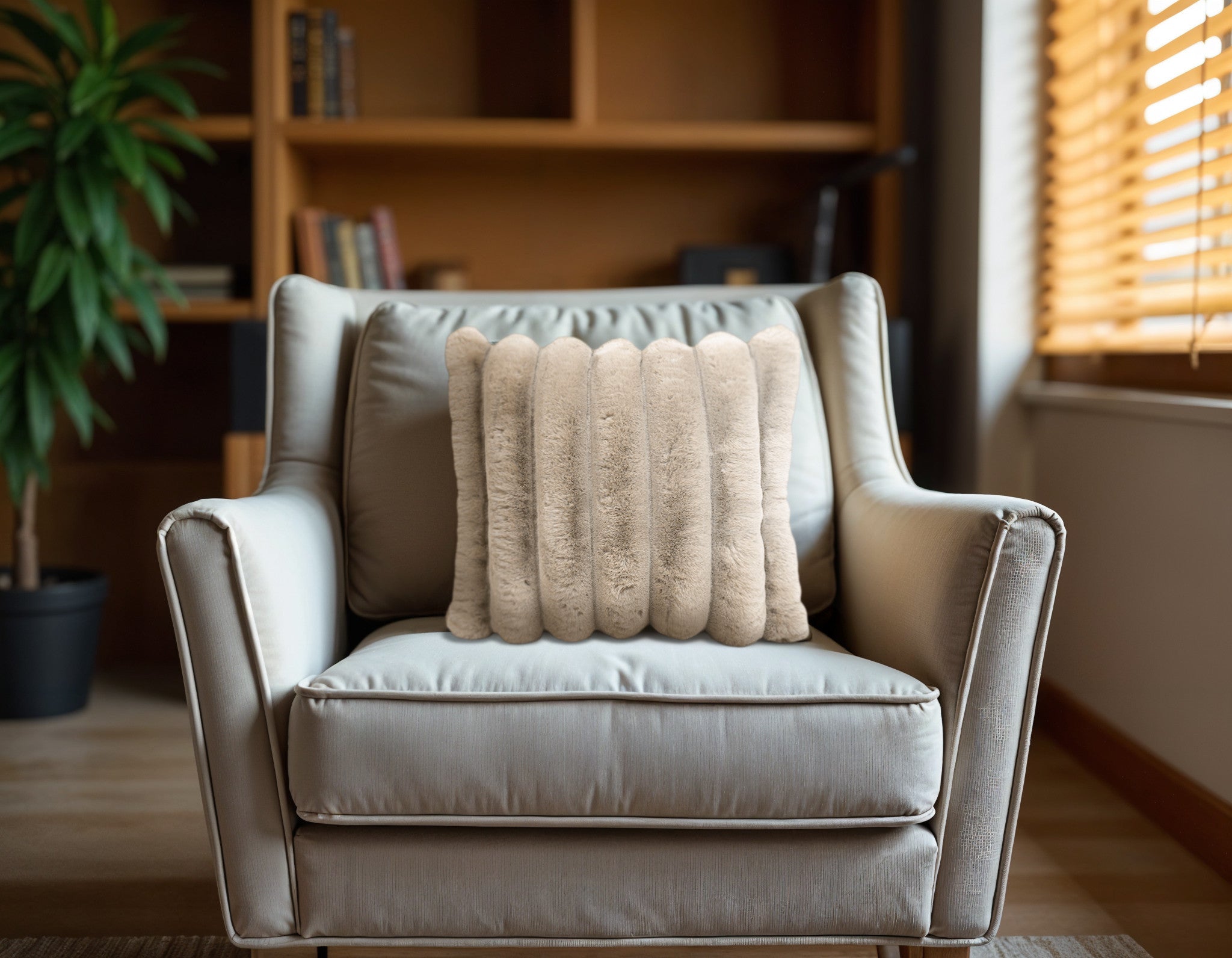 Rib Rabbit Fur Sierkussen Zand 50x50 cm – Zacht Imitatie Konijnenbont met Rits - Dromen & Wonen