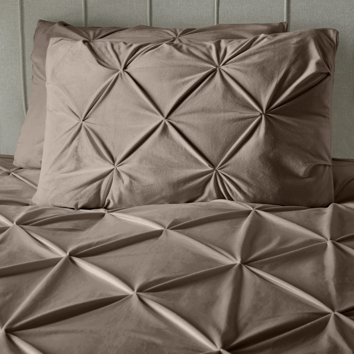 Velvet Dekbedovertrek Taupe – Pintuck – Fluweelzacht met Kussenslopen – Sleeptime - Dromen & Wonen