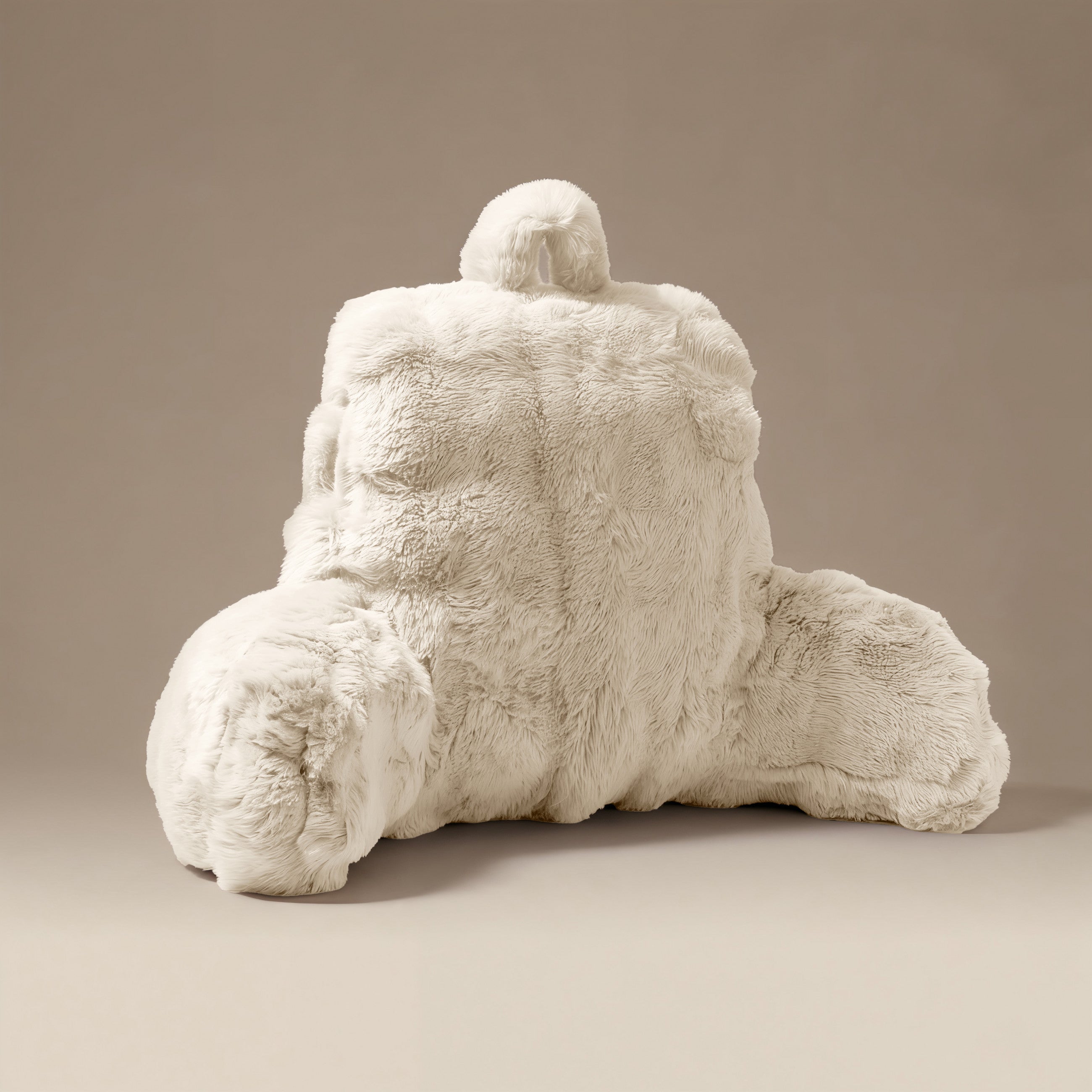 Bedrest Pompom Beige – Luxe Faux Fur Rugsteunkussen met Pompom (34x50 cm)