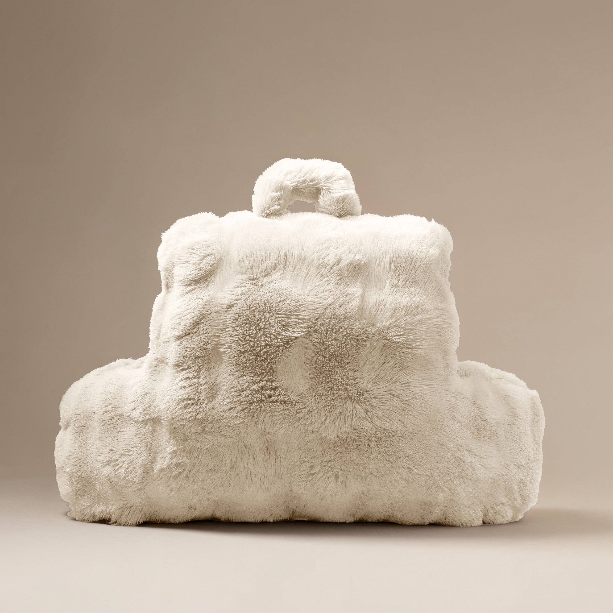 Bedrest Pompom Beige – Luxe Faux Fur Rugsteunkussen met Pompom (34x50 cm)