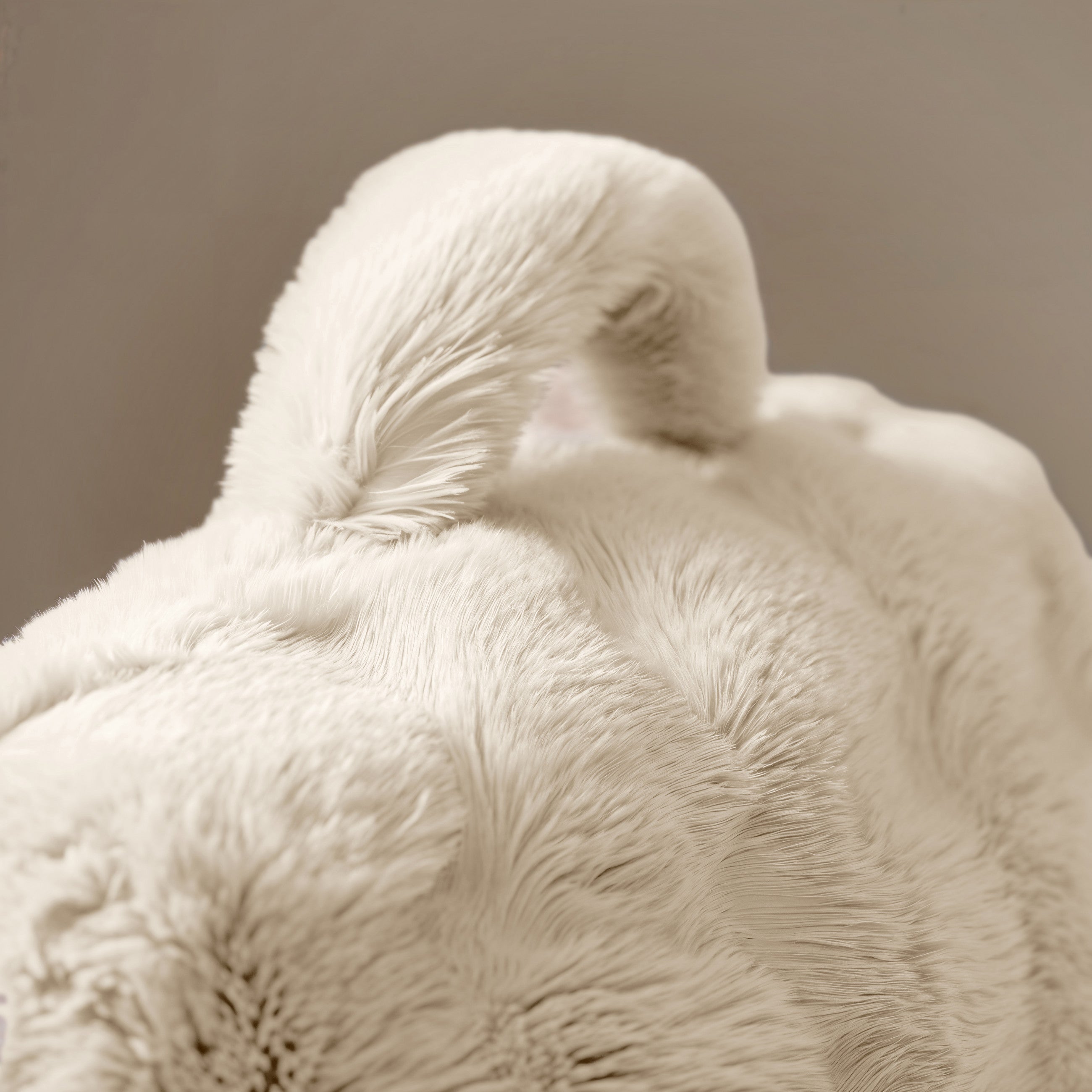 Bedrest Pompom Beige – Luxe Faux Fur Rugsteunkussen met Pompom (34x50 cm)