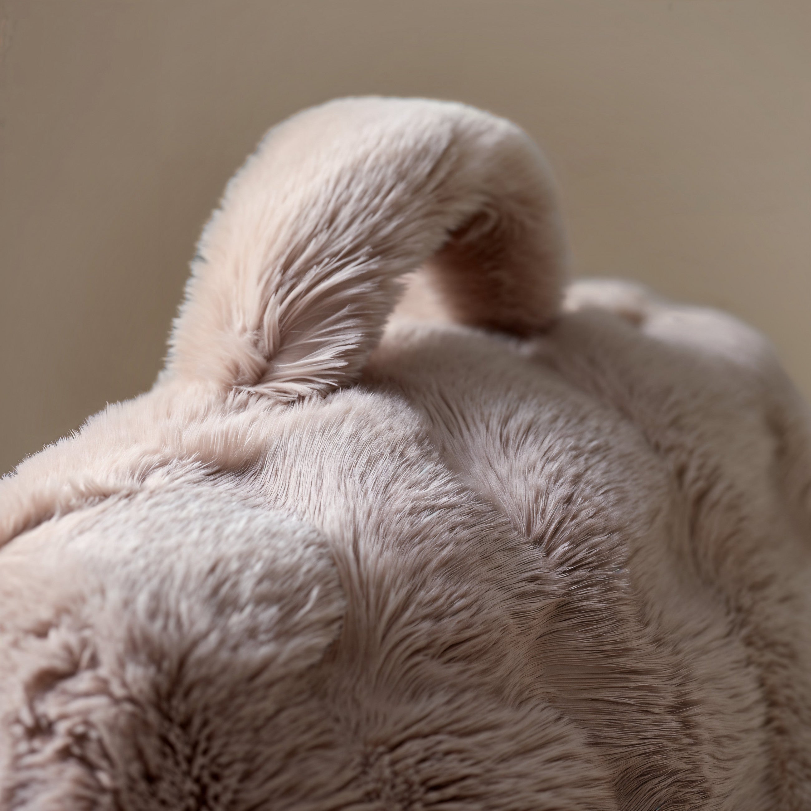 Bedrest Pompom Taupe – Luxe Faux Fur Rugsteunkussen met Pompom (34x50 cm)