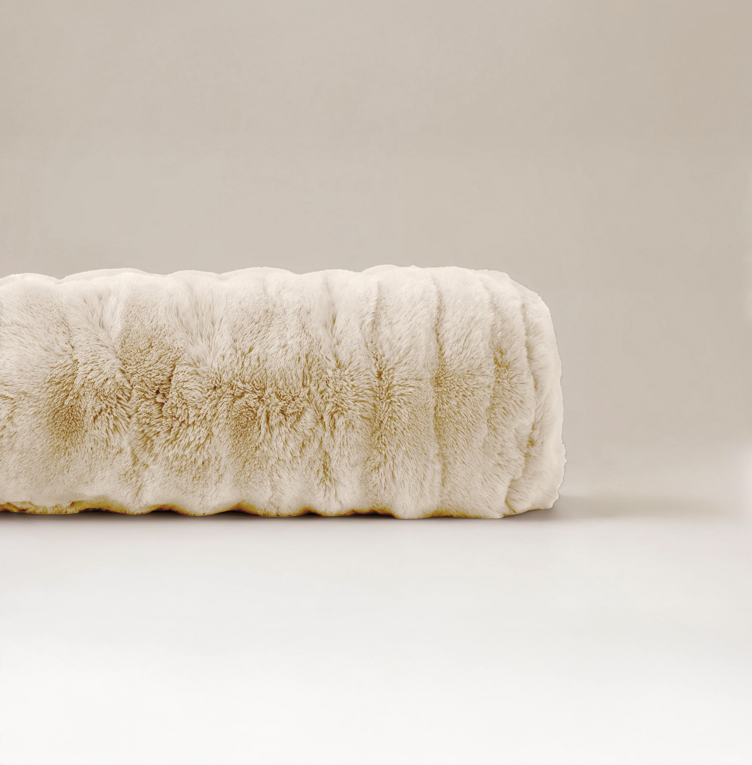 Bodypillow Pompom Beige – Extra Lang & Luxe Sierkussen van Faux Fur (140 cm)