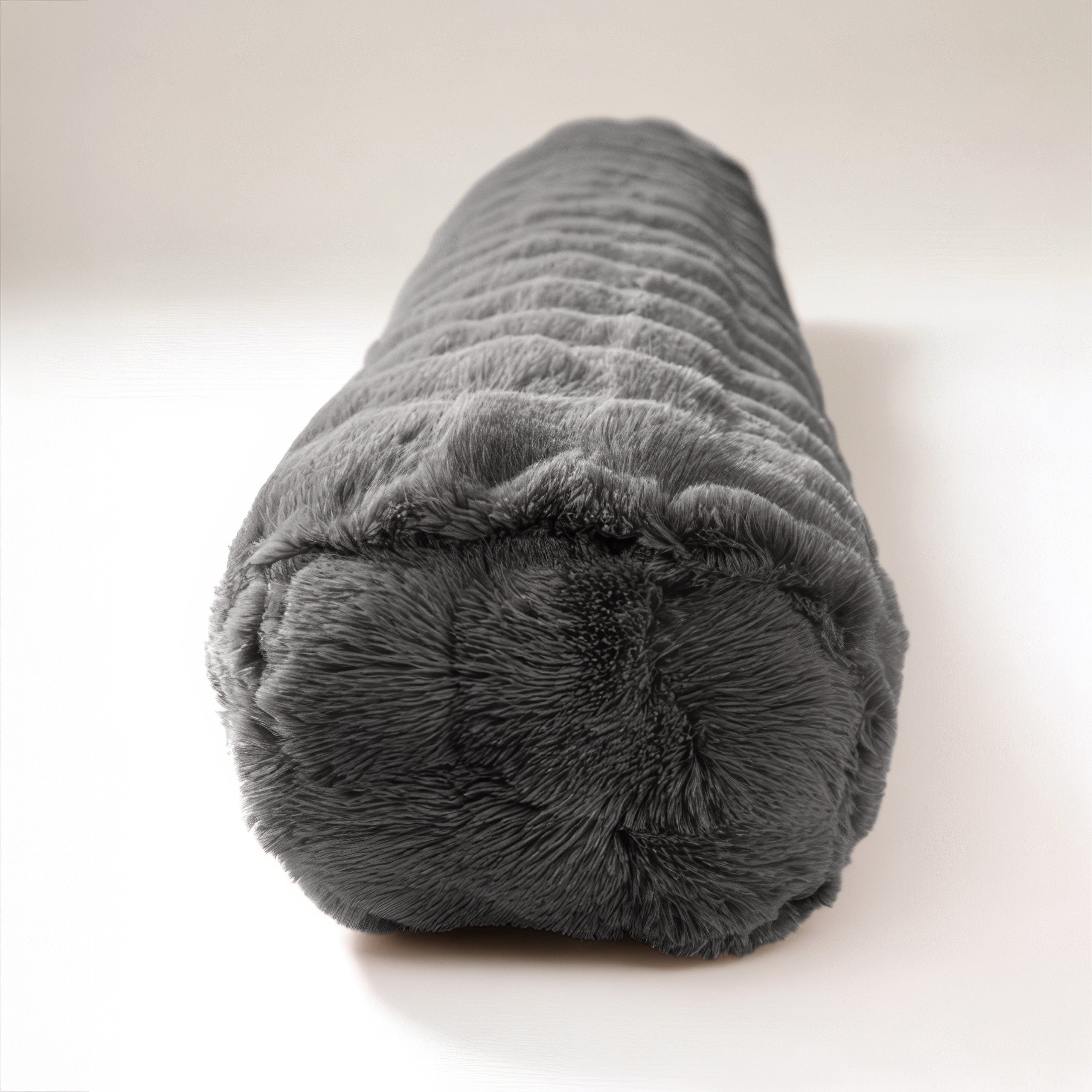 Bodypillow Pompom Antraciet – Extra Lang & Luxe Sierkussen van Faux Fur (140 cm)