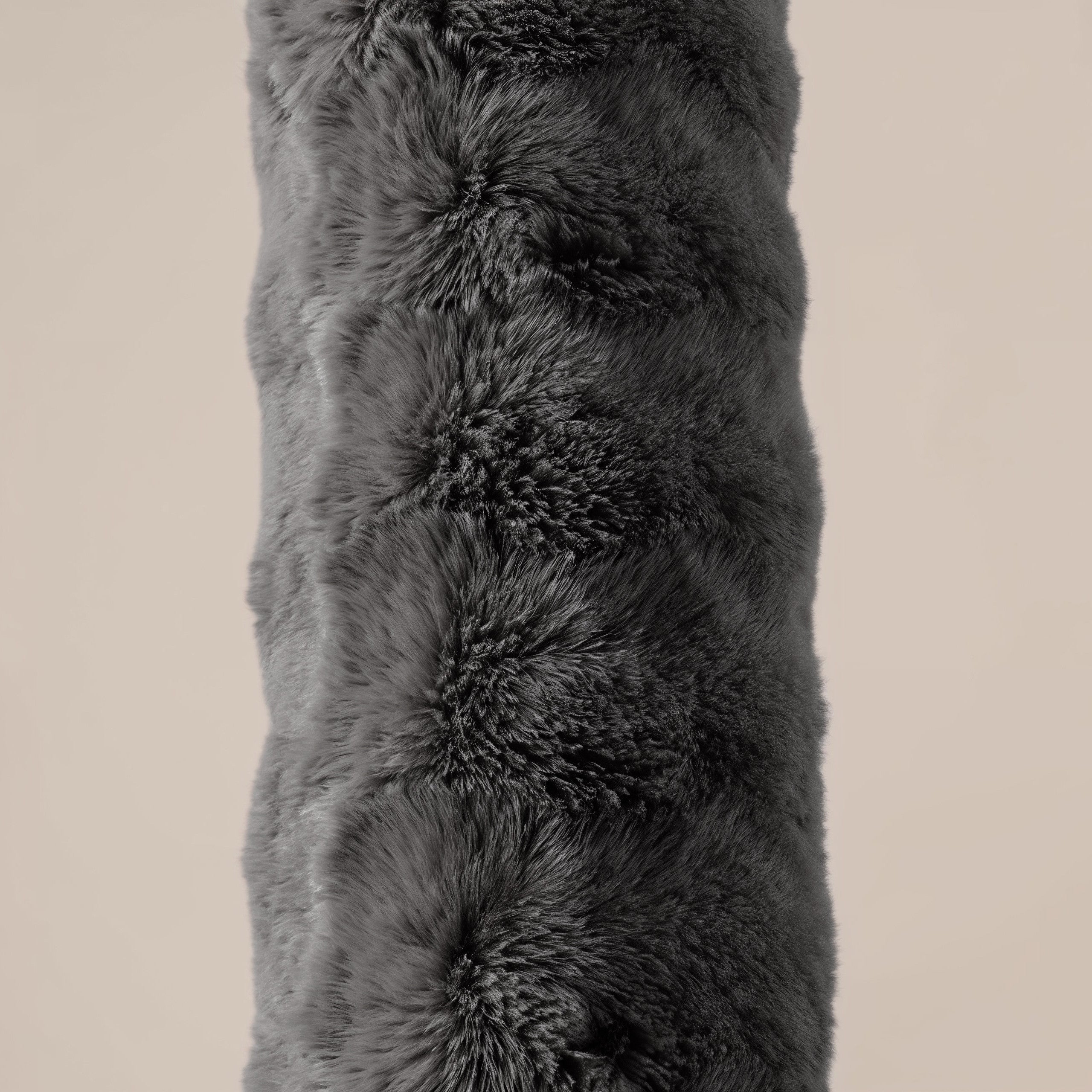 Bodypillow Pompom Antraciet – Extra Lang & Luxe Sierkussen van Faux Fur (140 cm)