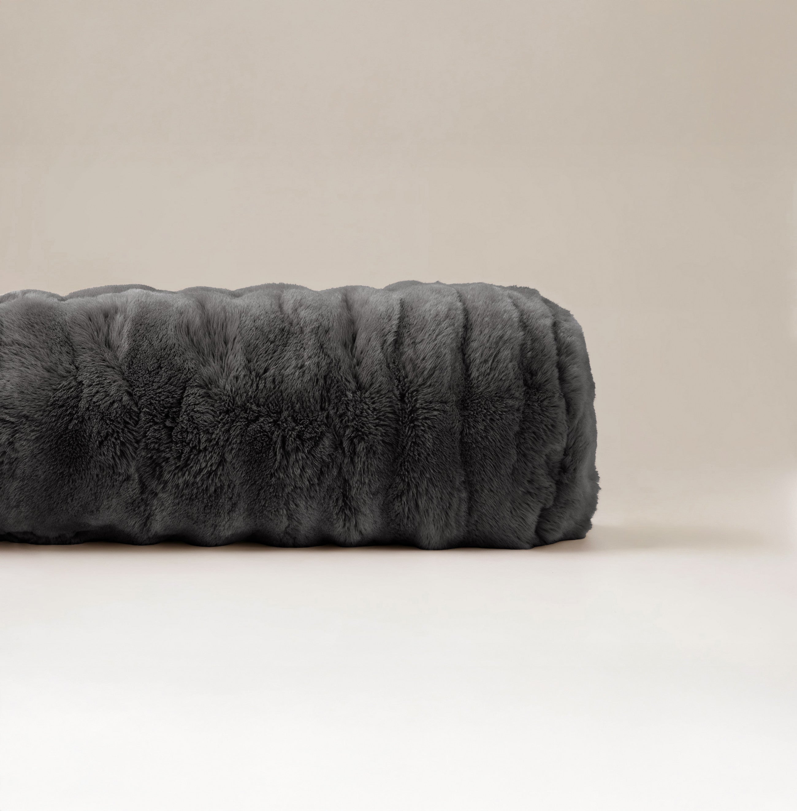 Bodypillow Pompom Antraciet – Extra Lang & Luxe Sierkussen van Faux Fur (140 cm)