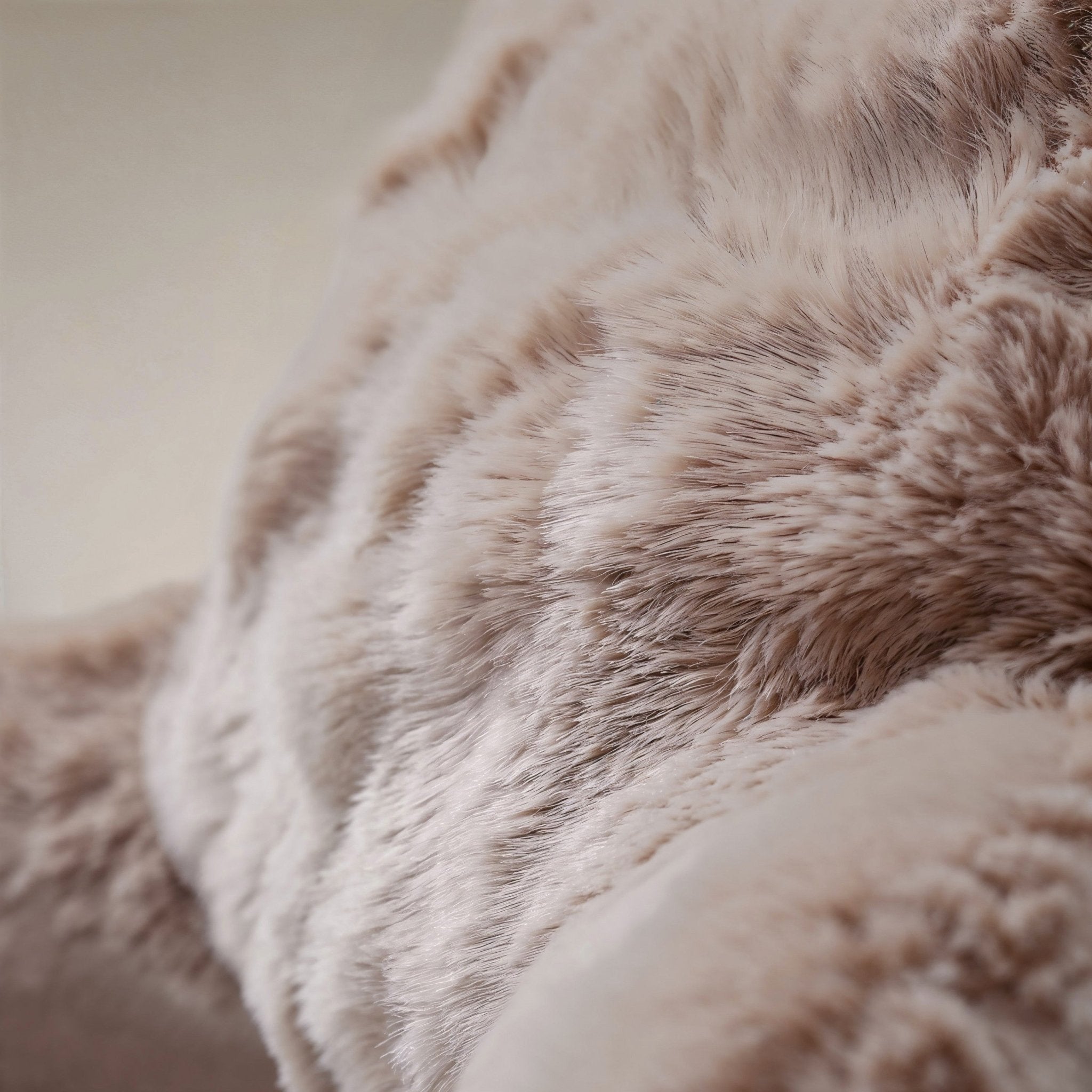 Bedrest Pompom Taupe – Luxe Faux Fur Rugsteunkussen met Pompom (34x50 cm) - Dromen & Wonen