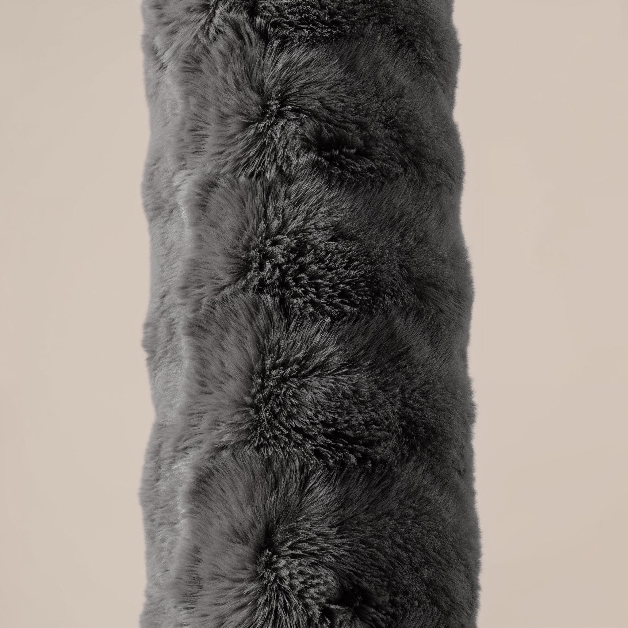 Bodypillow Pompom Antraciet – Extra Lang & Luxe Sierkussen van Faux Fur (140 cm) - Dromen & Wonen