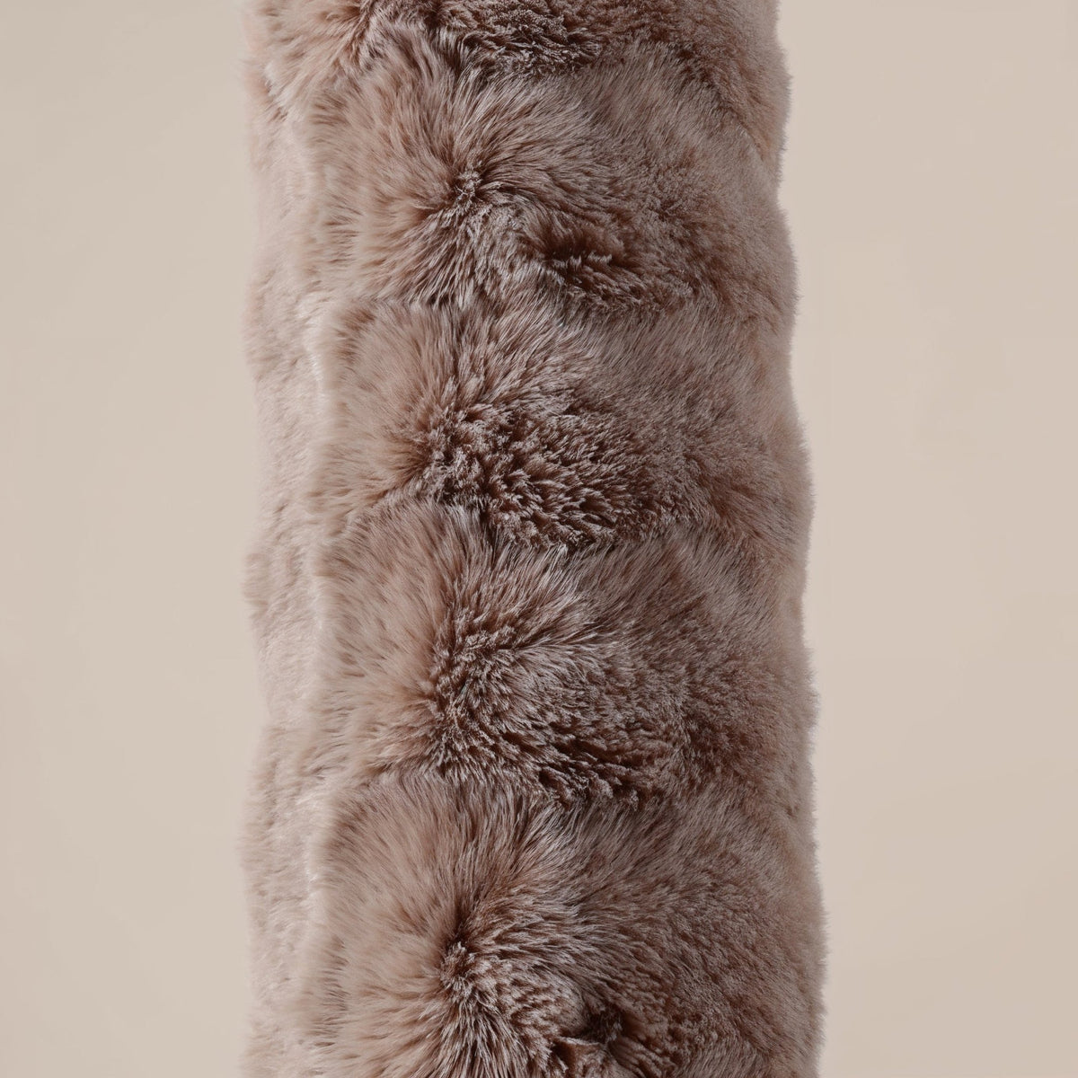 Bodypillow Pompom Taupe – Extra Lang & Luxe Sierkussen van Faux Fur (140 cm) - Dromen & Wonen