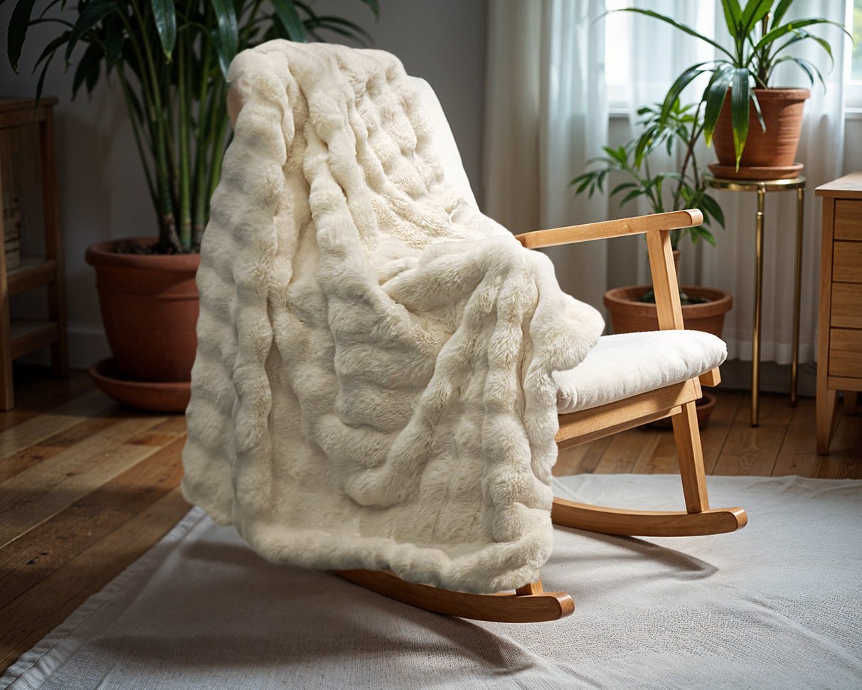 Pom Rabbit Fur Plaid Beige 150x200 cm – Luxe Imitatie Konijnenbont met Velvet Achterzijde - Dromen & Wonen