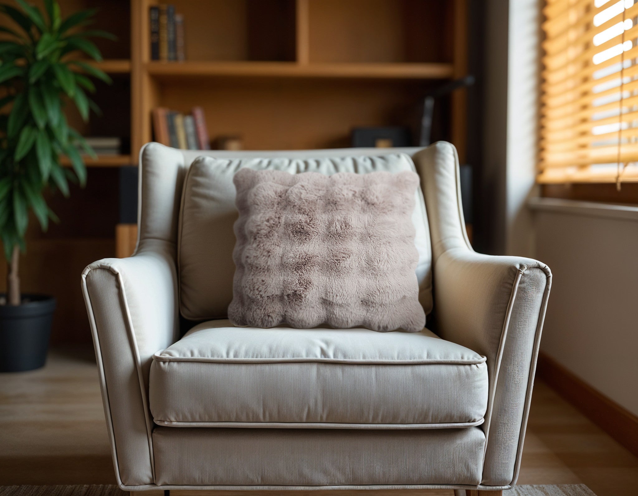 Pom Rabbit Fur Sierkussen Taupe/Roze 50x50 cm – Zacht Imitatie Konijnenbont met Rits - Dromen & Wonen